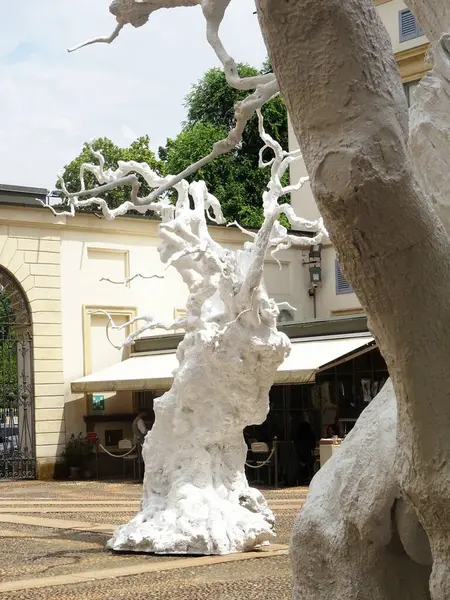 Sanat Haftası 2025 vesilesiyle Milan, Ugo Rondinone 'nin çalışmalarına ev sahipliği yapmaktadır. Sergide İsviçreli sanatçının eserleri bir araya getirildi.