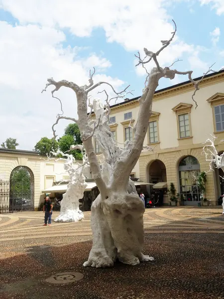 Sanat Haftası 2025 vesilesiyle Milan, Ugo Rondinone 'nin çalışmalarına ev sahipliği yapmaktadır. Sergide İsviçreli sanatçının eserleri bir araya getirildi.