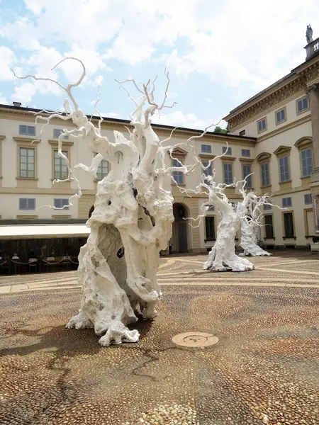 Sanat Haftası 2025 vesilesiyle Milan, Ugo Rondinone 'nin çalışmalarına ev sahipliği yapmaktadır. Sergide İsviçreli sanatçının eserleri bir araya getirildi.