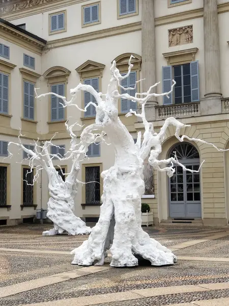 Sanat Haftası 2025 vesilesiyle Milan, Ugo Rondinone 'nin çalışmalarına ev sahipliği yapmaktadır. Sergide İsviçreli sanatçının eserleri bir araya getirildi.