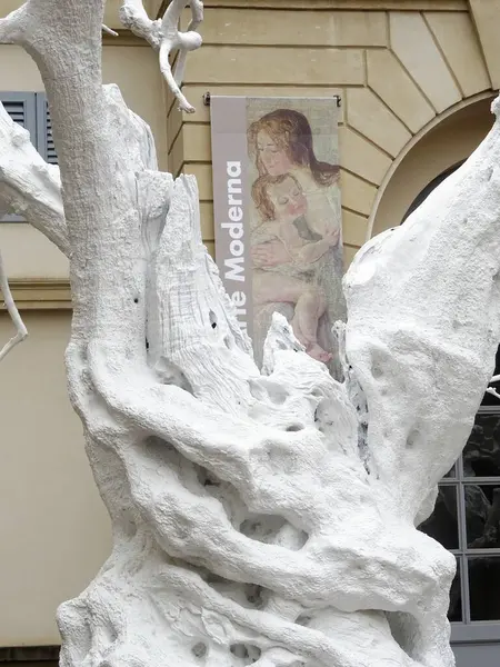 Sanat Haftası 2025 vesilesiyle Milan, Ugo Rondinone 'nin çalışmalarına ev sahipliği yapmaktadır. Sergide İsviçreli sanatçının eserleri bir araya getirildi.