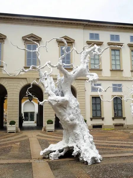 Sanat Haftası 2025 vesilesiyle Milan, Ugo Rondinone 'nin çalışmalarına ev sahipliği yapmaktadır. Sergide İsviçreli sanatçının eserleri bir araya getirildi.