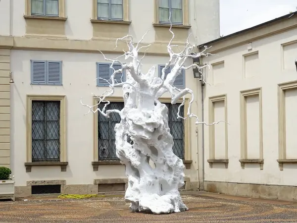 Sanat Haftası 2025 vesilesiyle Milan, Ugo Rondinone 'nin çalışmalarına ev sahipliği yapmaktadır. Sergide İsviçreli sanatçının eserleri bir araya getirildi.