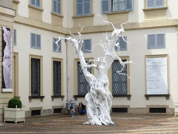 Sanat Haftası 2025 vesilesiyle Milan, Ugo Rondinone 'nin çalışmalarına ev sahipliği yapmaktadır. Sergide İsviçreli sanatçının eserleri bir araya getirildi.