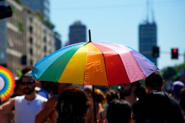 MILANO PRIDE HAZİRAN 2025 Geçit töreni Milan 'ın merkezindeki caddeleri takip edecek ve sonunda müzik, konuşmalar ve halka açık bir kutlama olacak..