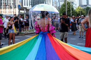 MILANO PRIDE HAZİRAN 2025 Geçit töreni Milan 'ın merkezindeki caddeleri takip edecek ve sonunda müzik, konuşmalar ve halka açık bir kutlama olacak..