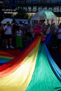 MILANO PRIDE HAZİRAN 2025 Geçit töreni Milan 'ın merkezindeki caddeleri takip edecek ve sonunda müzik, konuşmalar ve halka açık bir kutlama olacak..