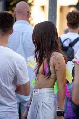 MILANO PRIDE HAZİRAN 2025 Geçit töreni Milan 'ın merkezindeki caddeleri takip edecek ve sonunda müzik, konuşmalar ve halka açık bir kutlama olacak..