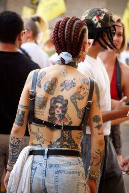 MILANO PRIDE HAZİRAN 2025 Geçit töreni Milan 'ın merkezindeki caddeleri takip edecek ve sonunda müzik, konuşmalar ve halka açık bir kutlama olacak..