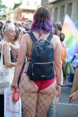 MILANO PRIDE HAZİRAN 2025 Geçit töreni Milan 'ın merkezindeki caddeleri takip edecek ve sonunda müzik, konuşmalar ve halka açık bir kutlama olacak..