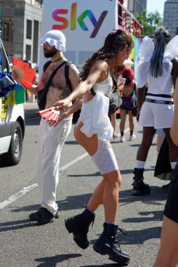 MILANO PRIDE HAZİRAN 2025 Geçit töreni Milan 'ın merkezindeki caddeleri takip edecek ve sonunda müzik, konuşmalar ve halka açık bir kutlama olacak..