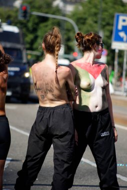 MILANO PRIDE HAZİRAN 2025 Geçit töreni Milan 'ın merkezindeki caddeleri takip edecek ve sonunda müzik, konuşmalar ve halka açık bir kutlama olacak..