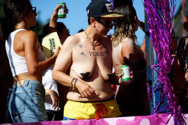 MILANO PRIDE HAZİRAN 2025 Geçit töreni Milan 'ın merkezindeki caddeleri takip edecek ve sonunda müzik, konuşmalar ve halka açık bir kutlama olacak..