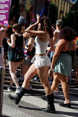 MILANO PRIDE HAZİRAN 2025 Geçit töreni Milan 'ın merkezindeki caddeleri takip edecek ve sonunda müzik, konuşmalar ve halka açık bir kutlama olacak..