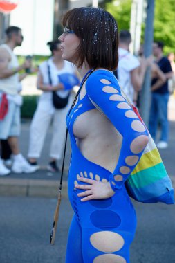 MILANO PRIDE HAZİRAN 2025 Geçit töreni Milan 'ın merkezindeki caddeleri takip edecek ve sonunda müzik, konuşmalar ve halka açık bir kutlama olacak..