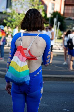 MILANO PRIDE HAZİRAN 2025 Geçit töreni Milan 'ın merkezindeki caddeleri takip edecek ve sonunda müzik, konuşmalar ve halka açık bir kutlama olacak..