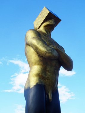 Milano, Ağustos 2025. Milan 'da, Kaos ve Adam: Emanuele Giannelli' nin çağdaş insanların yer aldığı anıtsal heykelleriyle bilinen güzel sanat eserleri.