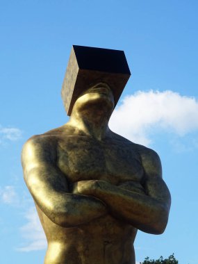 Milano, Ağustos 2025. Milan 'da, Kaos ve Adam: Emanuele Giannelli' nin çağdaş insanların yer aldığı anıtsal heykelleriyle bilinen güzel sanat eserleri.