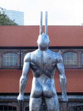 Milano, Ağustos 2025. Milan 'da, Kaos ve Adam: Emanuele Giannelli' nin çağdaş insanların yer aldığı anıtsal heykelleriyle bilinen güzel sanat eserleri.