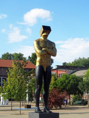 Milano, Ağustos 2025. Milan 'da, Kaos ve Adam: Emanuele Giannelli' nin çağdaş insanların yer aldığı anıtsal heykelleriyle bilinen güzel sanat eserleri.