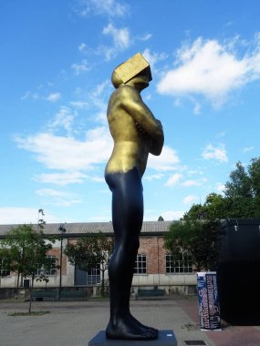 Milano, Ağustos 2025. Milan 'da, Kaos ve Adam: Emanuele Giannelli' nin çağdaş insanların yer aldığı anıtsal heykelleriyle bilinen güzel sanat eserleri.