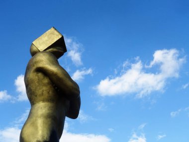 Milano, Ağustos 2025. Milan 'da, Kaos ve Adam: Emanuele Giannelli' nin çağdaş insanların yer aldığı anıtsal heykelleriyle bilinen güzel sanat eserleri.