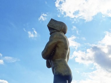 Milano, Ağustos 2025. Milan 'da, Kaos ve Adam: Emanuele Giannelli' nin çağdaş insanların yer aldığı anıtsal heykelleriyle bilinen güzel sanat eserleri.