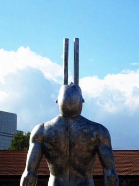 Milano, Ağustos 2025. Milan 'da, Kaos ve Adam: Emanuele Giannelli' nin çağdaş insanların yer aldığı anıtsal heykelleriyle bilinen güzel sanat eserleri.