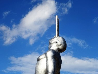 Milano, Ağustos 2025. Milan 'da, Kaos ve Adam: Emanuele Giannelli' nin çağdaş insanların yer aldığı anıtsal heykelleriyle bilinen güzel sanat eserleri.