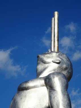 Milano, Ağustos 2025. Milan 'da, Kaos ve Adam: Emanuele Giannelli' nin çağdaş insanların yer aldığı anıtsal heykelleriyle bilinen güzel sanat eserleri.