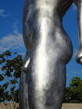 Milano, Ağustos 2025. Milan 'da, Kaos ve Adam: Emanuele Giannelli' nin çağdaş insanların yer aldığı anıtsal heykelleriyle bilinen güzel sanat eserleri.