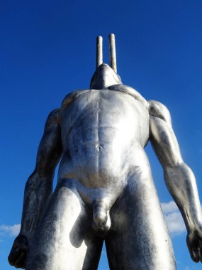 Milano, Ağustos 2025. Milan 'da, Kaos ve Adam: Emanuele Giannelli' nin çağdaş insanların yer aldığı anıtsal heykelleriyle bilinen güzel sanat eserleri.