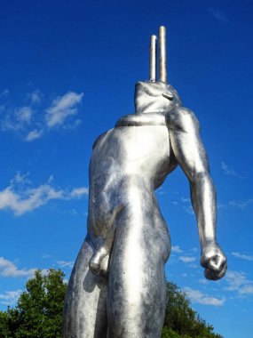 Milano, Ağustos 2025. Milan 'da, Kaos ve Adam: Emanuele Giannelli' nin çağdaş insanların yer aldığı anıtsal heykelleriyle bilinen güzel sanat eserleri.