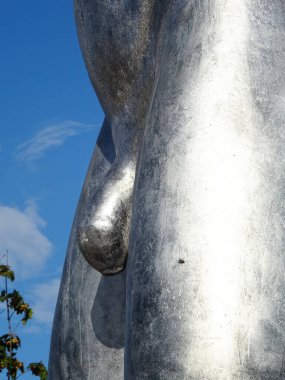 Milano, Ağustos 2025. Milan 'da, Kaos ve Adam: Emanuele Giannelli' nin çağdaş insanların yer aldığı anıtsal heykelleriyle bilinen güzel sanat eserleri.