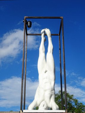 Milano, Ağustos 2025. Milan 'da, Kaos ve Adam: Emanuele Giannelli' nin çağdaş insanların yer aldığı anıtsal heykelleriyle bilinen güzel sanat eserleri.