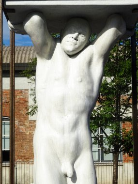 Milano, Ağustos 2025. Milan 'da, Kaos ve Adam: Emanuele Giannelli' nin çağdaş insanların yer aldığı anıtsal heykelleriyle bilinen güzel sanat eserleri.