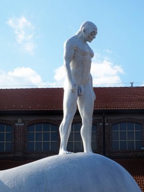 Milano, Ağustos 2025. Milan 'da, Kaos ve Adam: Emanuele Giannelli' nin çağdaş insanların yer aldığı anıtsal heykelleriyle bilinen güzel sanat eserleri.