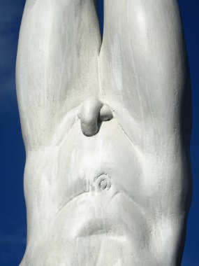 Milano, Ağustos 2025. Milan 'da, Kaos ve Adam: Emanuele Giannelli' nin çağdaş insanların yer aldığı anıtsal heykelleriyle bilinen güzel sanat eserleri.