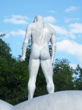 Milano, Ağustos 2025. Milan 'da, Kaos ve Adam: Emanuele Giannelli' nin çağdaş insanların yer aldığı anıtsal heykelleriyle bilinen güzel sanat eserleri.