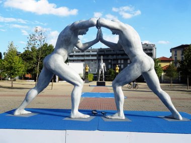 Milano, Ağustos 2025. Milan 'da, Kaos ve Adam: Emanuele Giannelli' nin çağdaş insanların yer aldığı anıtsal heykelleriyle bilinen güzel sanat eserleri.