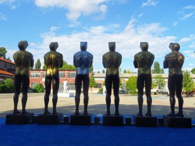 Milano, Ağustos 2025. Milan 'da, Kaos ve Adam: Emanuele Giannelli' nin çağdaş insanların yer aldığı anıtsal heykelleriyle bilinen güzel sanat eserleri.