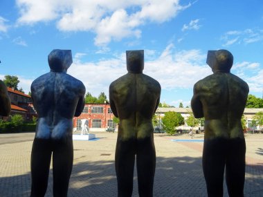 Milano, Ağustos 2025. Milan 'da, Kaos ve Adam: Emanuele Giannelli' nin çağdaş insanların yer aldığı anıtsal heykelleriyle bilinen güzel sanat eserleri.