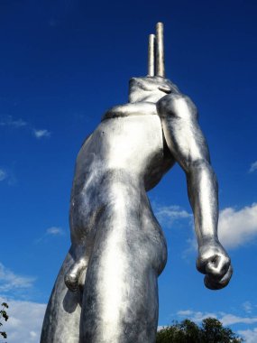 Milano, Ağustos 2025. Milan 'da, Kaos ve Adam: Emanuele Giannelli' nin çağdaş insanların yer aldığı anıtsal heykelleriyle bilinen güzel sanat eserleri.