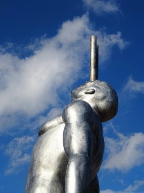 Milano, Ağustos 2025. Milan 'da, Kaos ve Adam: Emanuele Giannelli' nin çağdaş insanların yer aldığı anıtsal heykelleriyle bilinen güzel sanat eserleri.