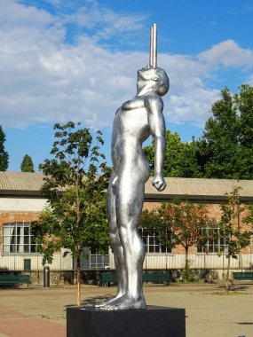 Milano, Ağustos 2025. Milan 'da, Kaos ve Adam: Emanuele Giannelli' nin çağdaş insanların yer aldığı anıtsal heykelleriyle bilinen güzel sanat eserleri.