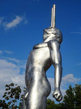 Milano, Ağustos 2025. Milan 'da, Kaos ve Adam: Emanuele Giannelli' nin çağdaş insanların yer aldığı anıtsal heykelleriyle bilinen güzel sanat eserleri.