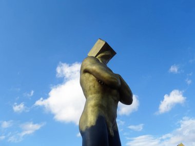 Milano, Ağustos 2025. Milan 'da, Kaos ve Adam: Emanuele Giannelli' nin çağdaş insanların yer aldığı anıtsal heykelleriyle bilinen güzel sanat eserleri.