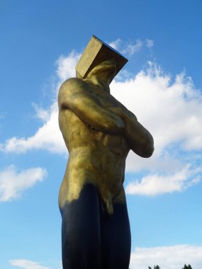 Milano, Ağustos 2025. Milan 'da, Kaos ve Adam: Emanuele Giannelli' nin çağdaş insanların yer aldığı anıtsal heykelleriyle bilinen güzel sanat eserleri.