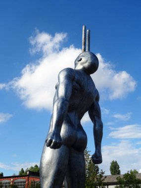 Milano, Ağustos 2025. Milan 'da, Kaos ve Adam: Emanuele Giannelli' nin çağdaş insanların yer aldığı anıtsal heykelleriyle bilinen güzel sanat eserleri.