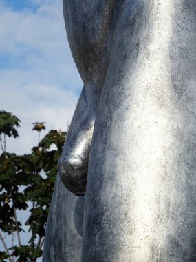 Milano, Ağustos 2025. Milan 'da, Kaos ve Adam: Emanuele Giannelli' nin çağdaş insanların yer aldığı anıtsal heykelleriyle bilinen güzel sanat eserleri.